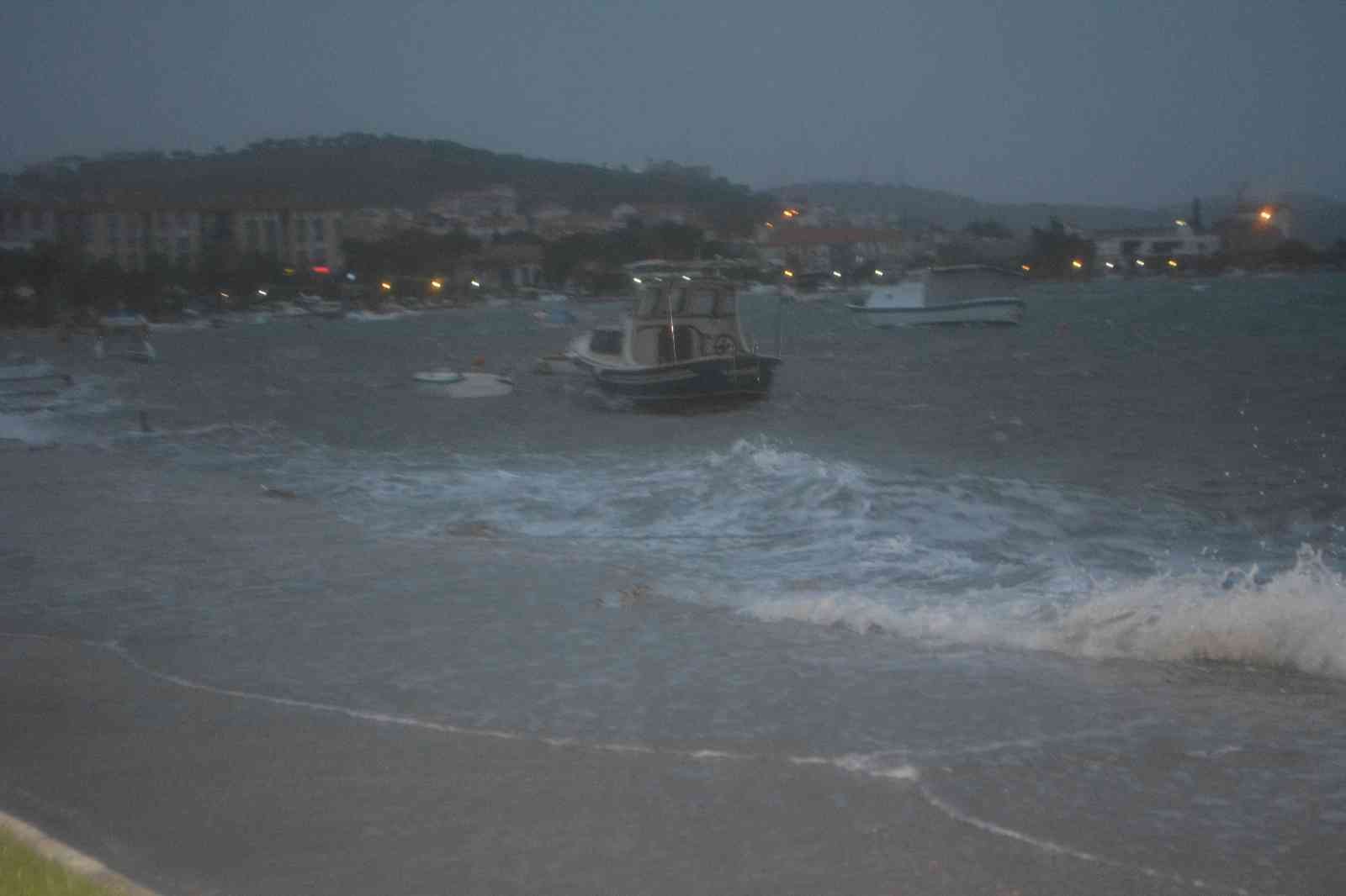 Ayvalık’ta fırtına 4 balıkçı teknesini batırdı #balikesir