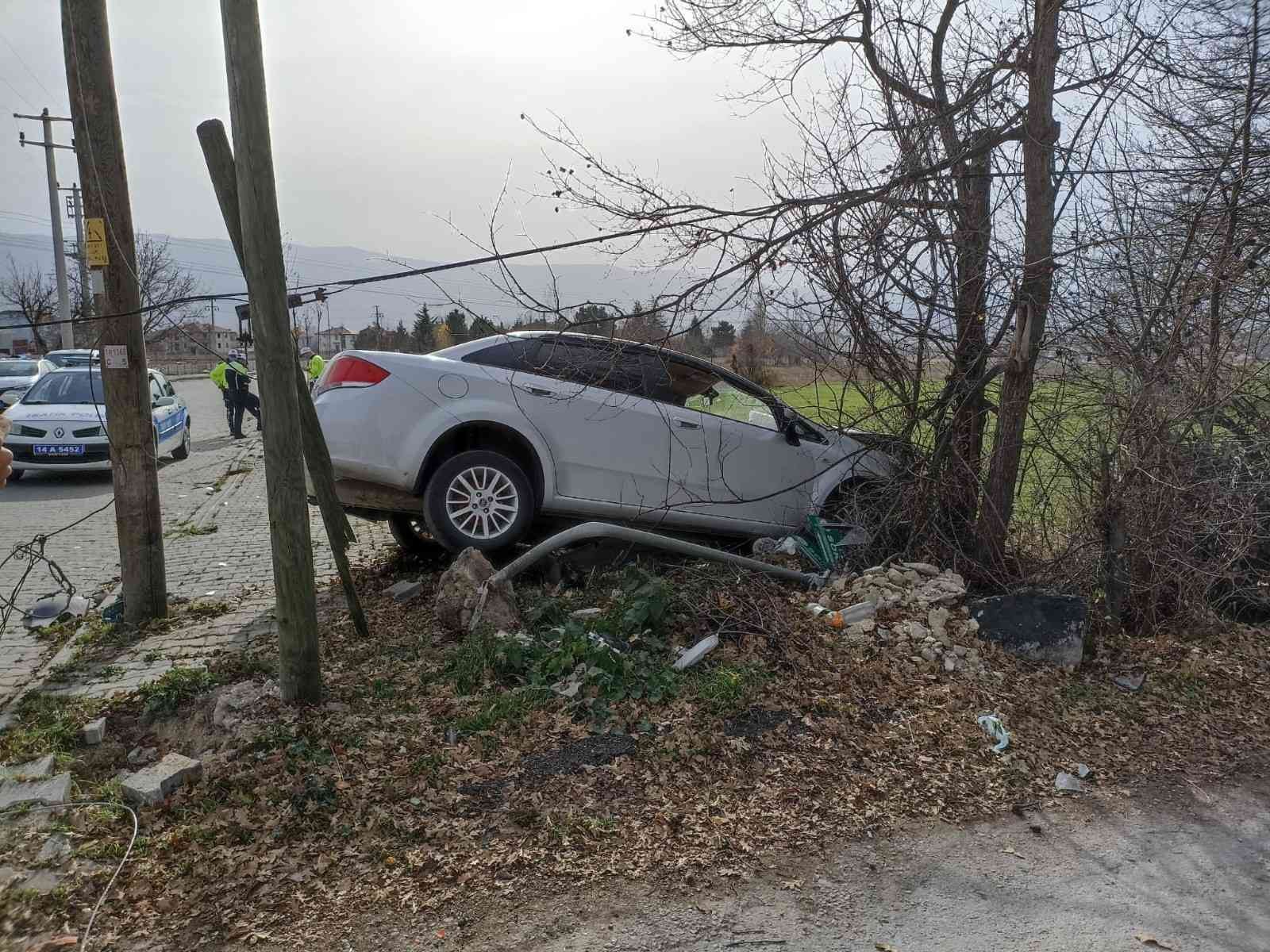 Hafif ticari araç otomobille çarpıştı: 2 yaralı #bolu