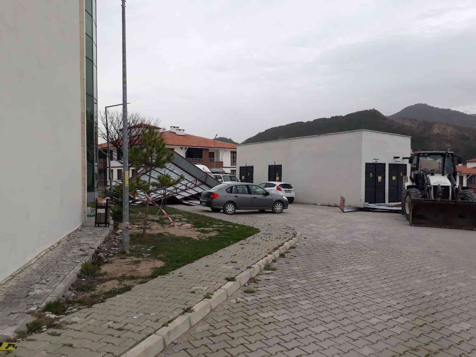 Şiddetli rüzgar hastanenin çatısını uçurdu #bolu