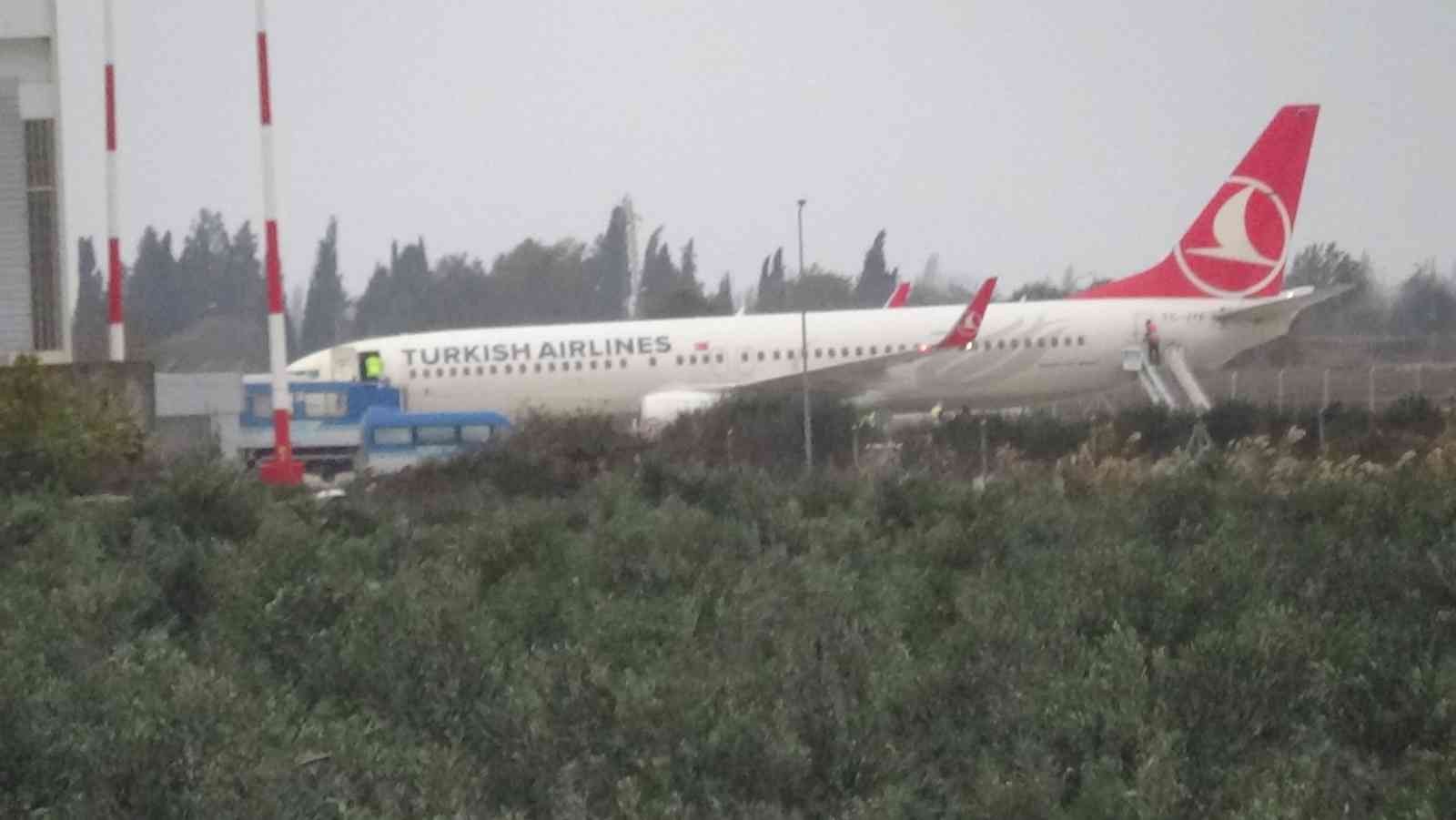 Lodos sebebiyle Diyarbakır-İstanbul seferini yapan THY’ye ait uçak Edremit’e yönlendirildi #balikesir