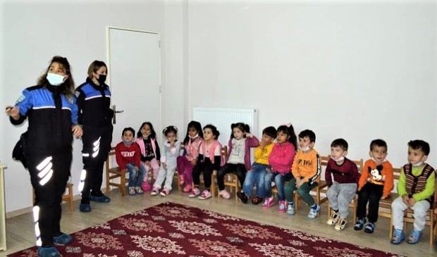 Erzincan’da polisten çocuklara broşürlü bilgilendirme #erzincan