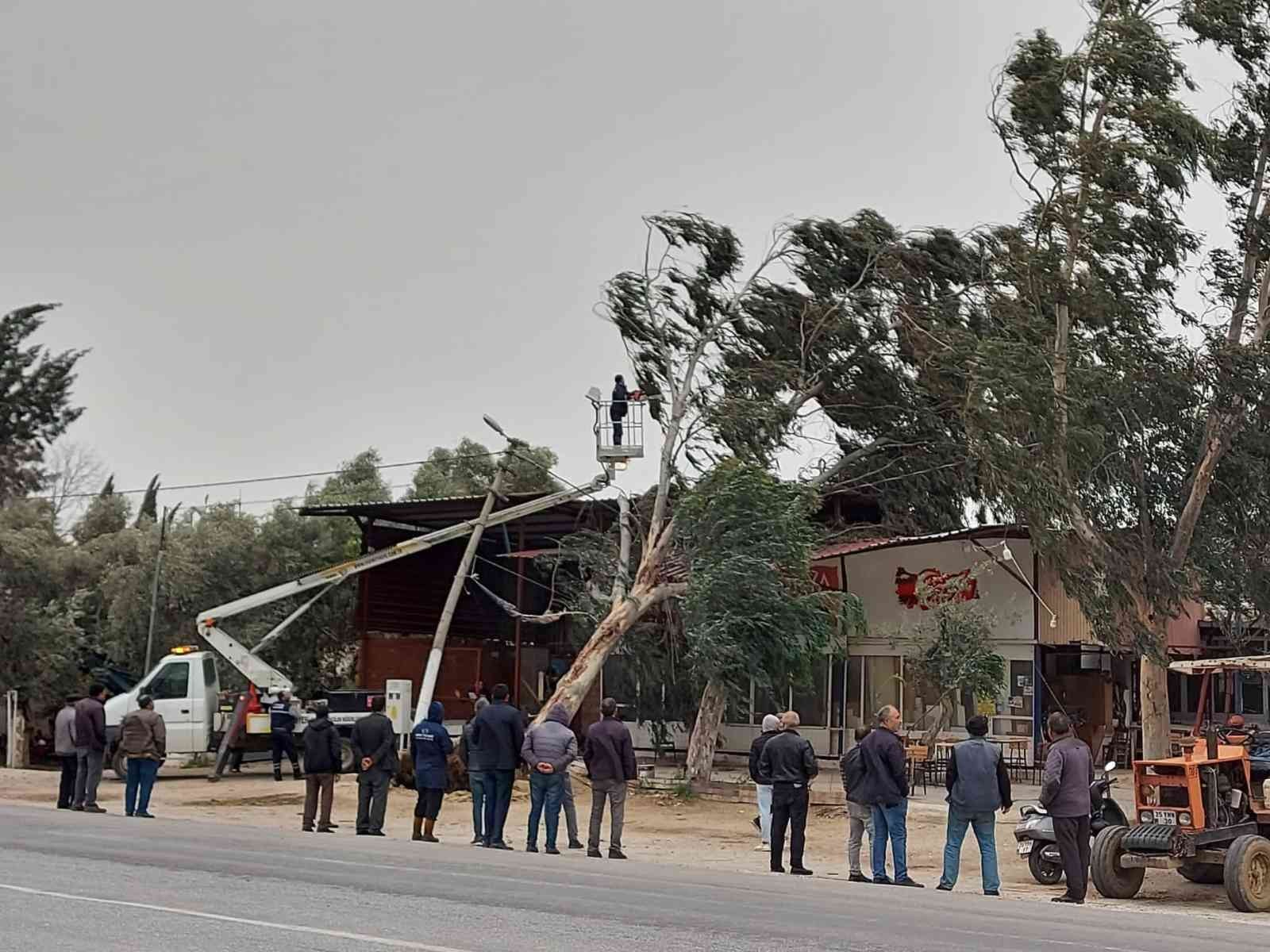 Fırtına İzmir’de ağaçları kökünden söktü, çatıları uçurdu #izmir