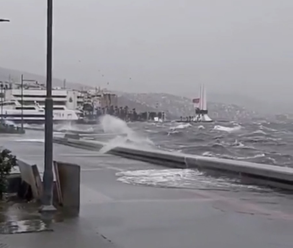 İzmir’de deniz taştı: O anlar böyle görüntülendi #izmir