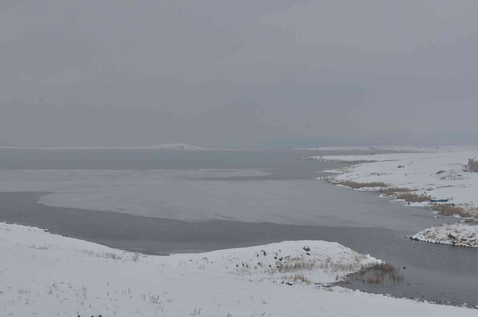 Kars’ta Çıldır Gölü donmaya başladı #kars