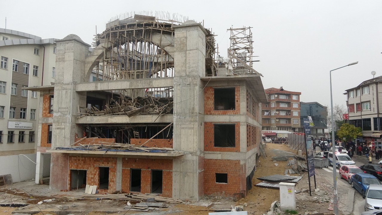 Cami inşaatının iskelesi lodos sebebiyle çöktü: 8 yaralı