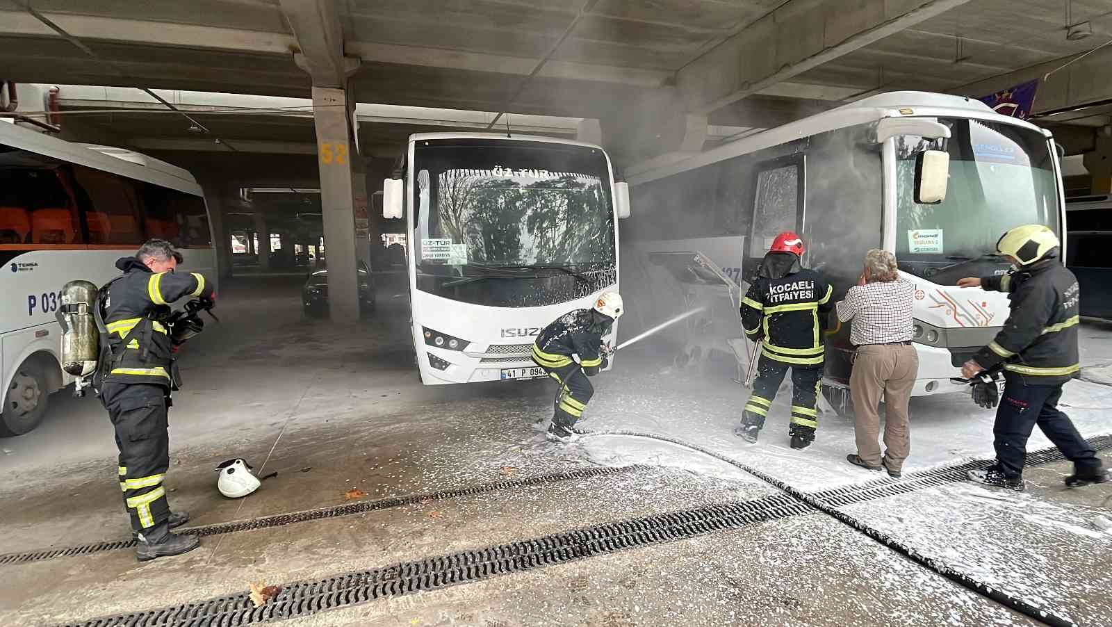 Park halindeki otobüste çıkan yangın korkuttu #kocaeli