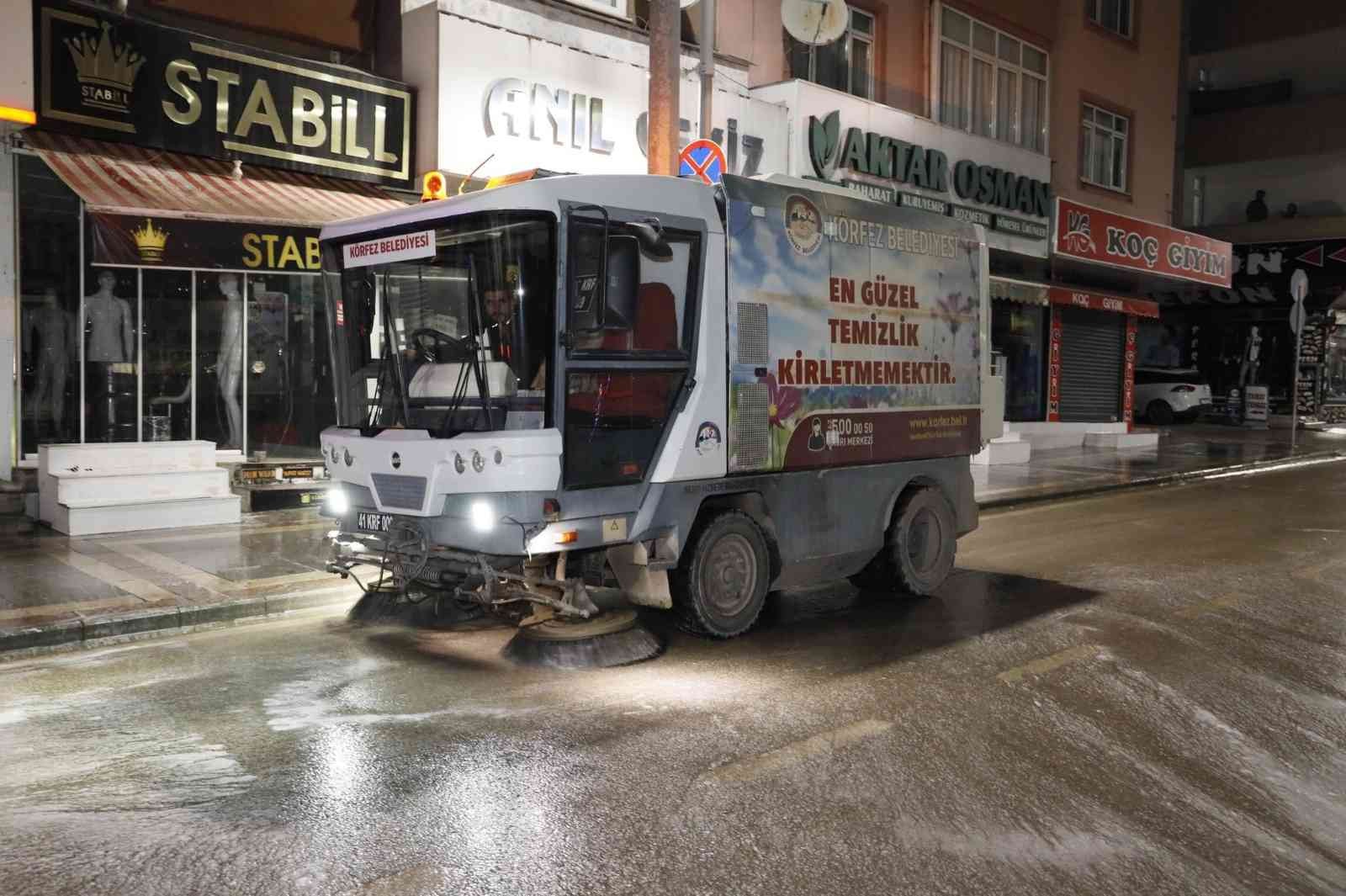 Cadde ve sokaklar sabunlu suyla yıkanıyor #kocaeli