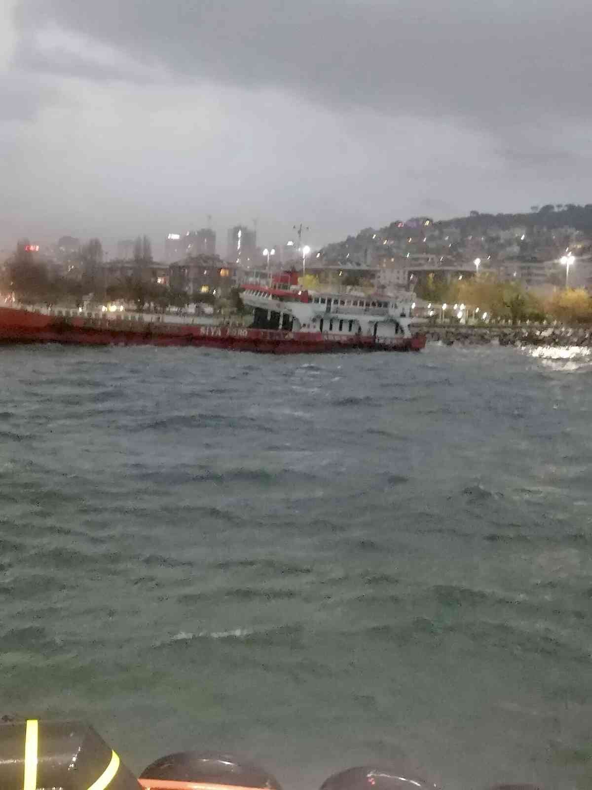 Maltepe’de lodos nedeniyle gemi karaya oturdu #istanbul