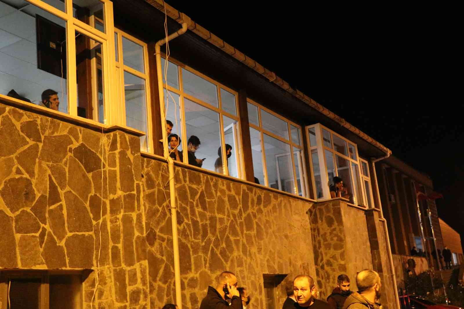 Rize’de çatısı yanan yurttaki öğrenciler diğer yurtlara yerleştirildi #rize