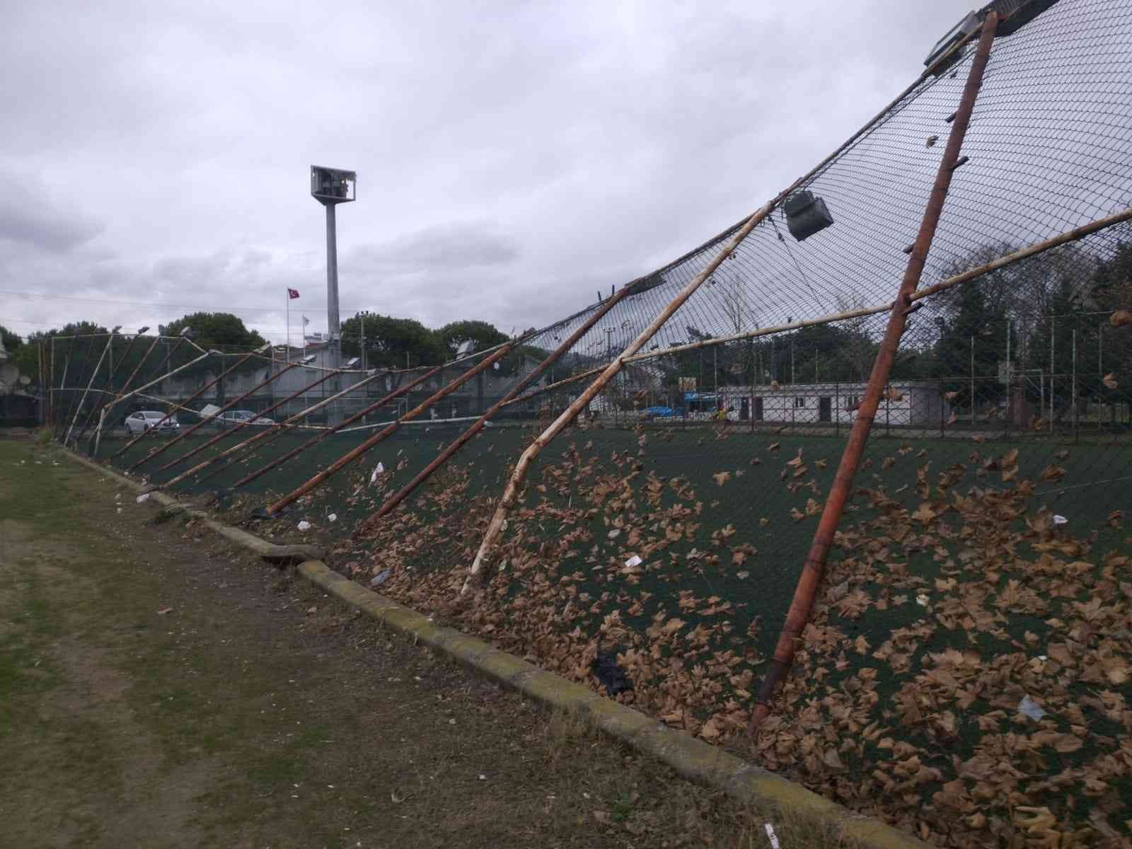 Tekirdağ’da fırtına halı sahanın demir çitlerini yıktı