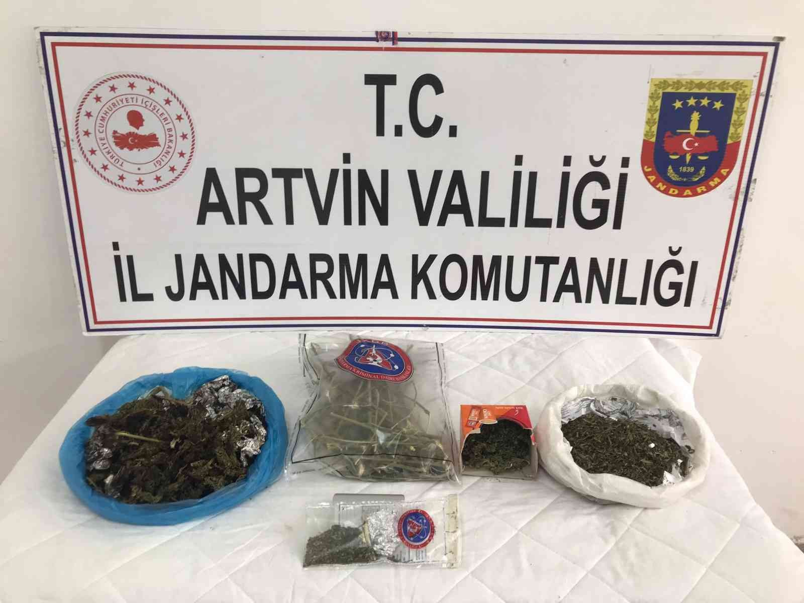 Artvin’de jandarmanın uyuşturucu operasyonunda 3 kişi gözaltına alındı #artvin