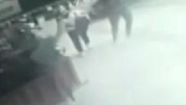 İzmir’de şok olay: Yoldan geçen kadına yumruk attı, yoluna devam etti #izmir