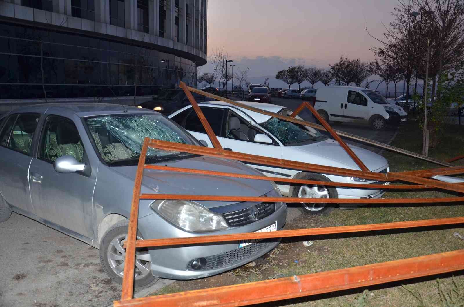 Şiddetli rüzgarın söktüğü çatı otomobillerin üzerine düştü #kahramanmaras