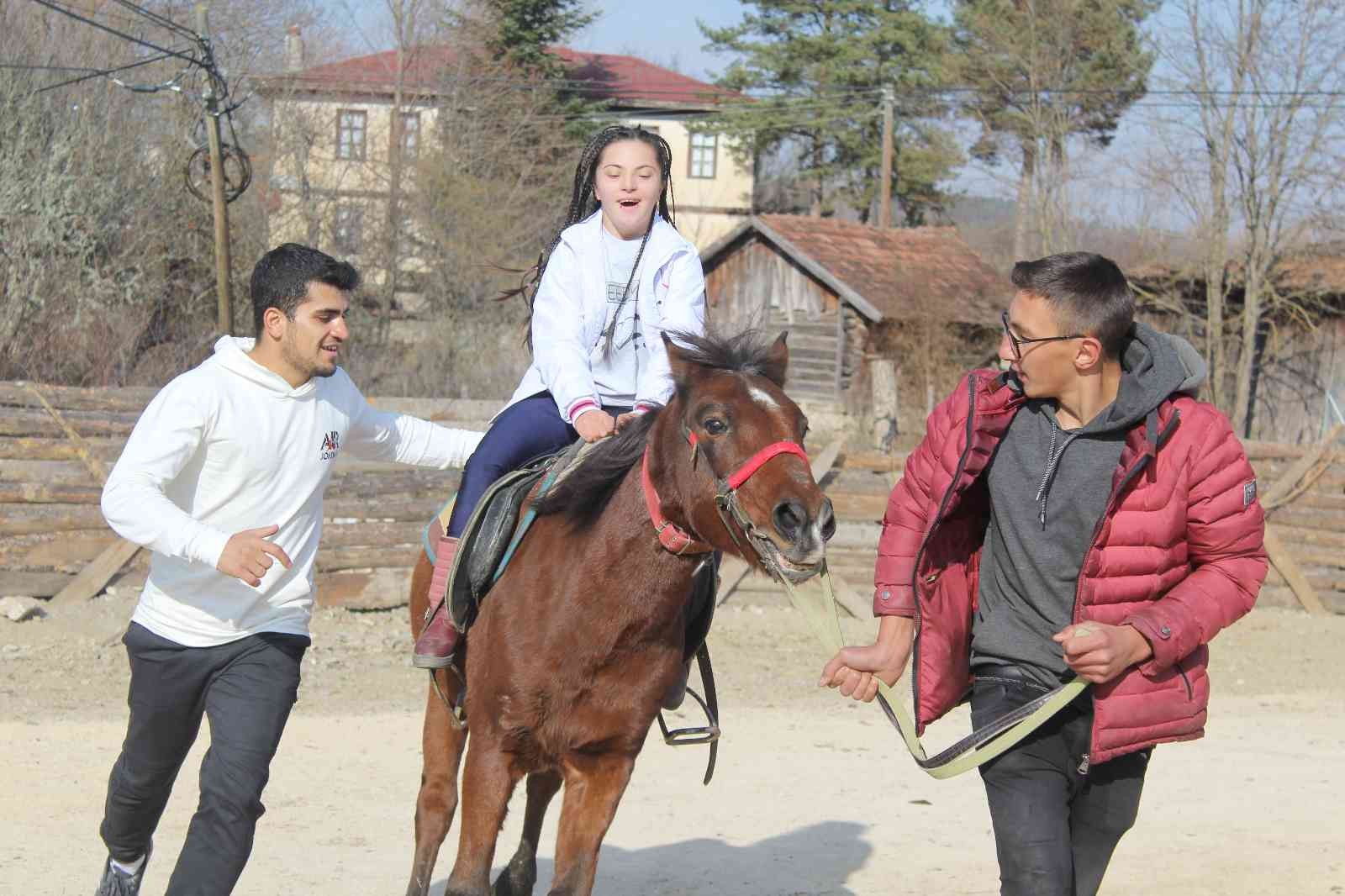 Özel gereksinimli çocuklar, atlı terapiyle tekrar hayata tutundu #kastamonu