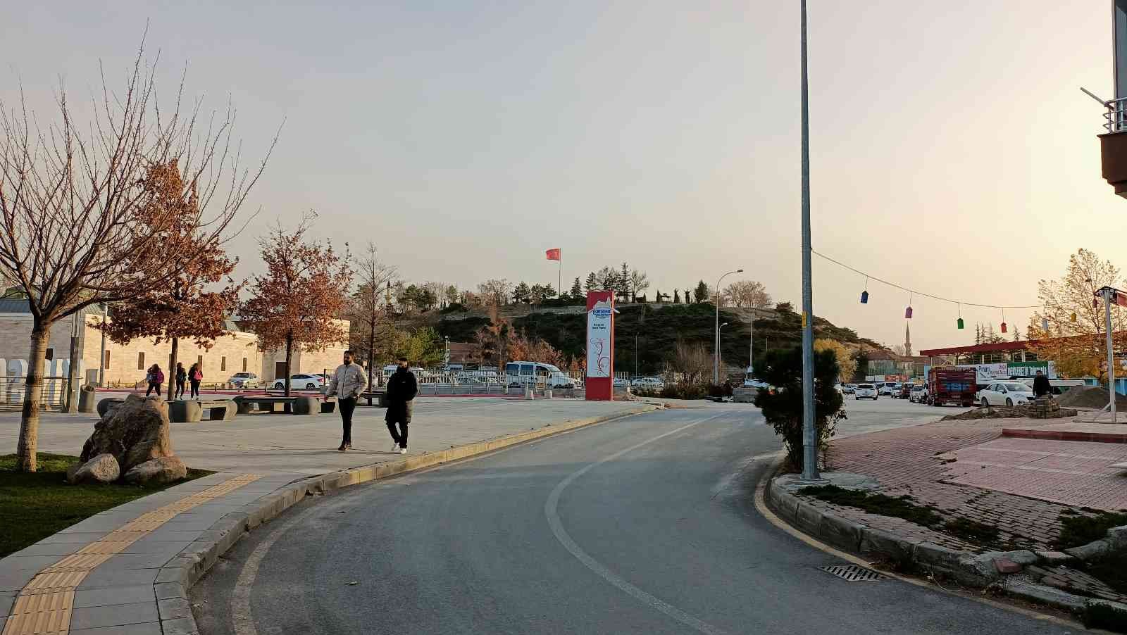 Rüzgardan yırtılmaması için Kalehöyükteki Türk Bayrağı kaldırıldı #kirsehir
