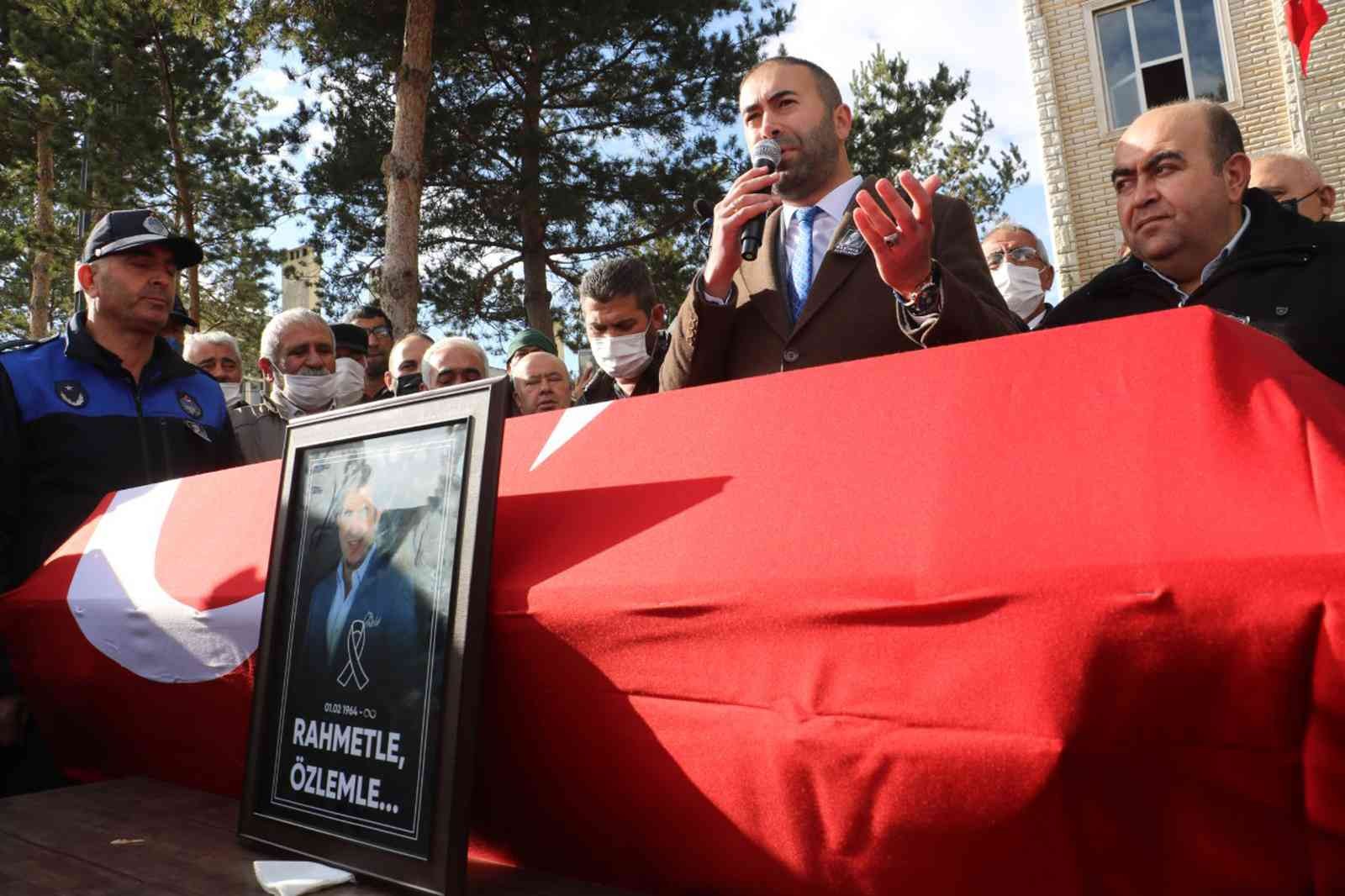 Ölen başkan için Belediye binası önünde tören düzenlendi