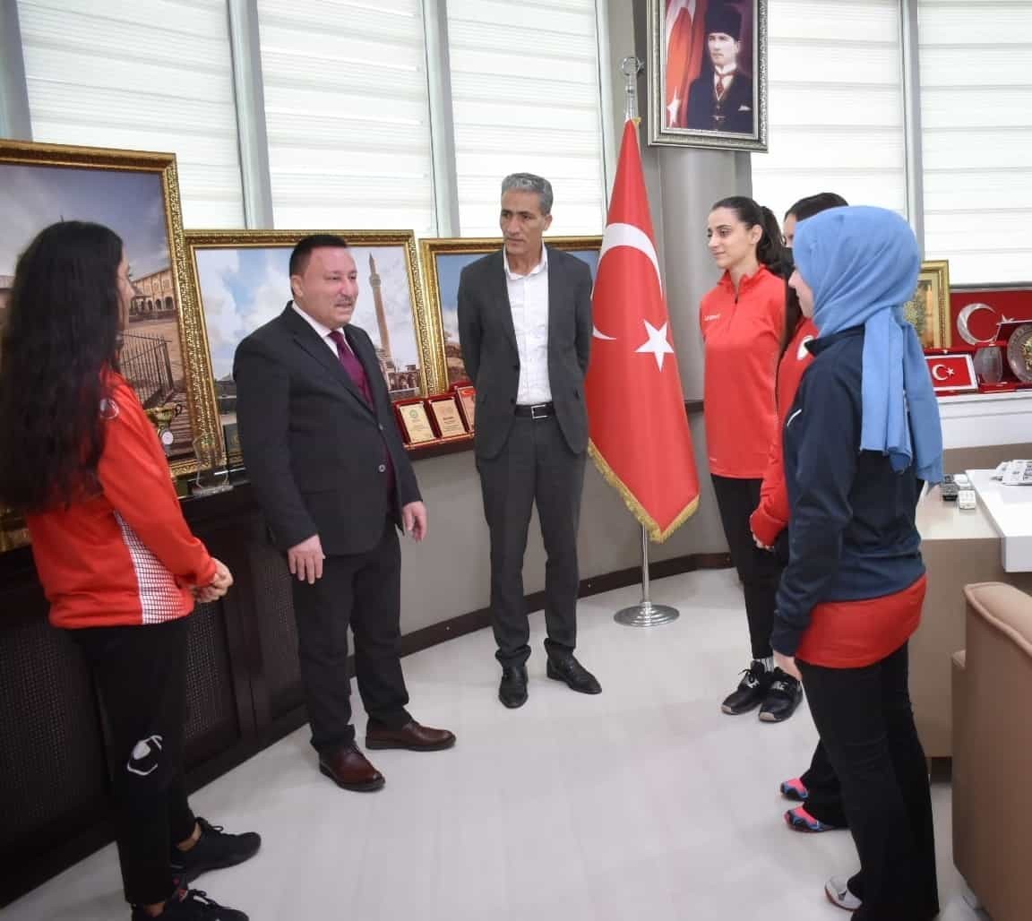 Sporcular kupalarıyla Başkan Beyoğlu’nu ziyaret etti #diyarbakir
