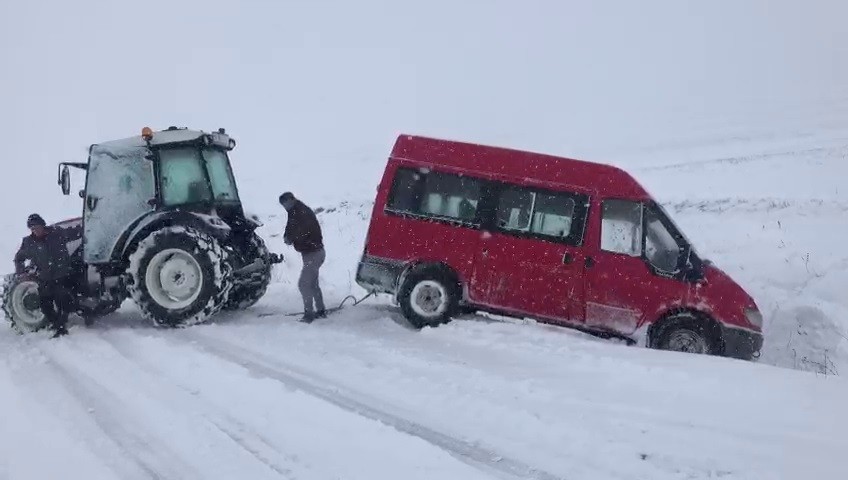 Ardahan’da karda kayan minibüs traktör yardımı ile kurtarıldı #ardahan