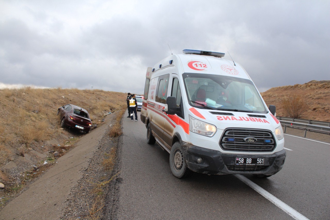 Kontrolden çıkan araç kazaya neden oldu #sivas