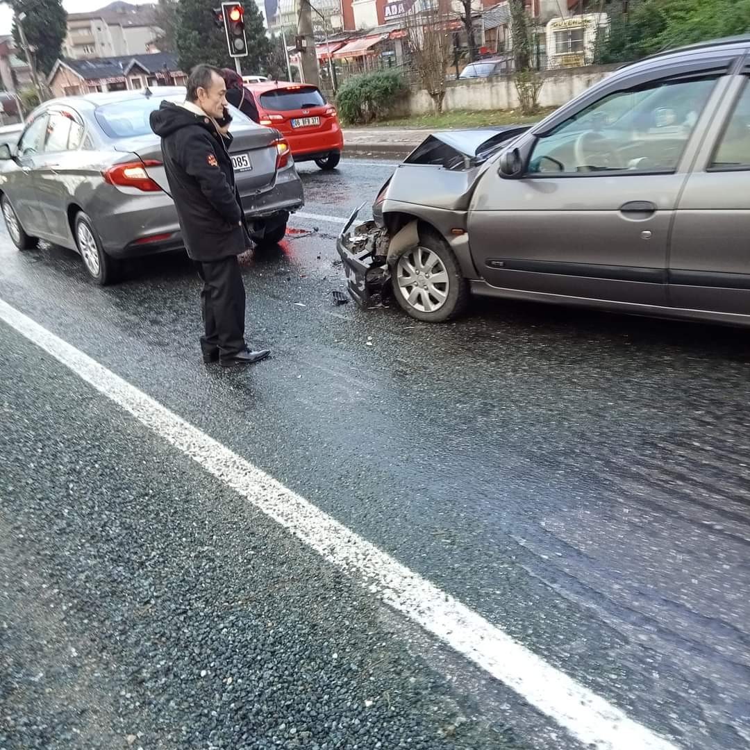 İki aracın karıştığı kazada 1 kişi yaralandı #zonguldak