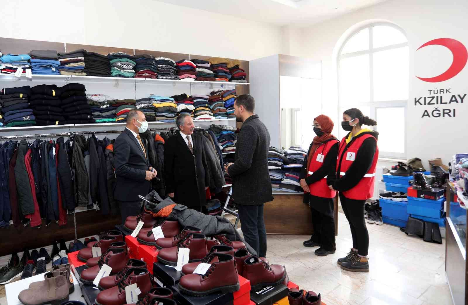 AİÇÜ Rektörü Prof. Dr. Karabulut kızılay giyim mağazasını ziyaret etti #agri