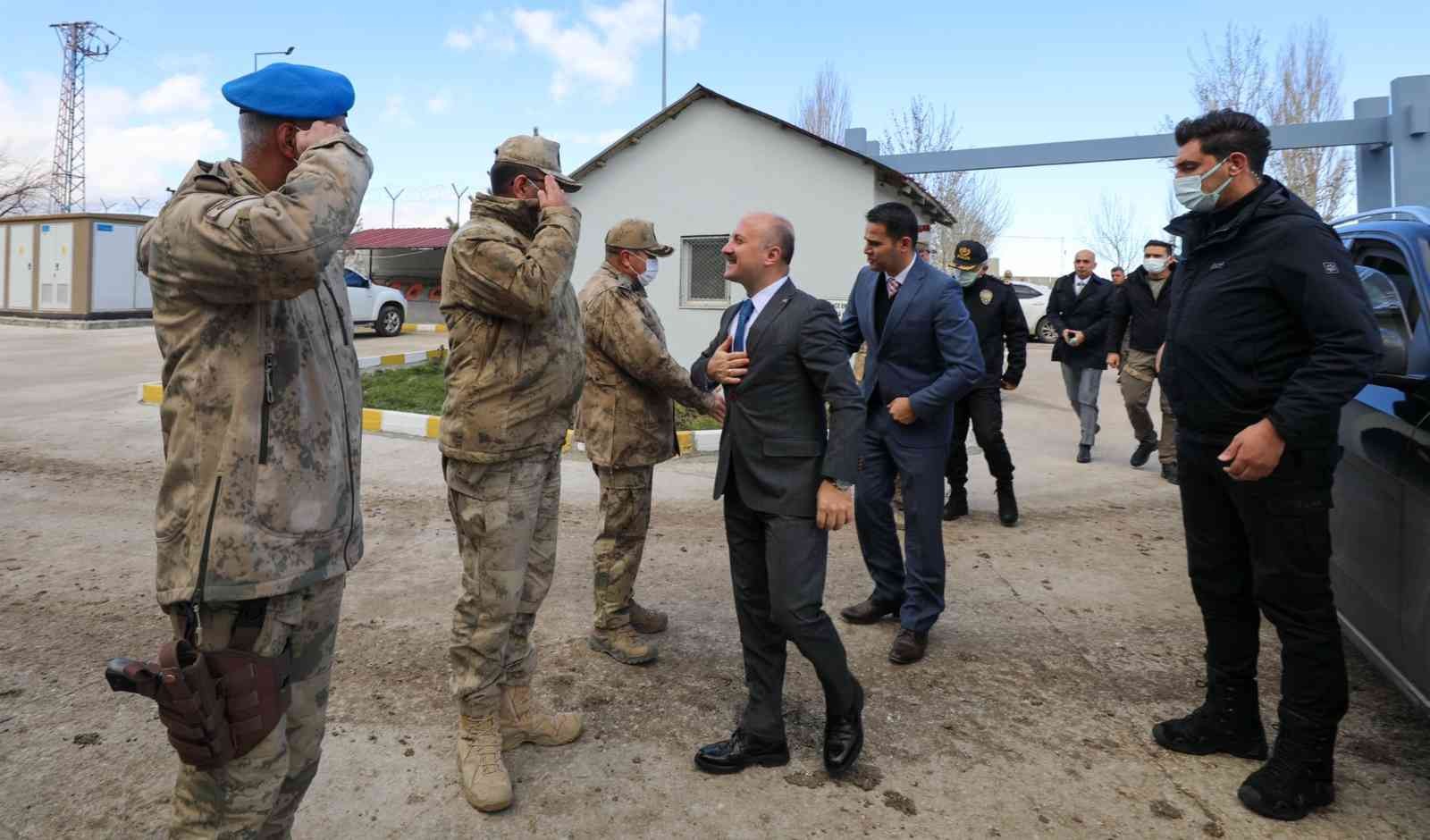 Ağrı Valisi Varol, Eren Kış-9 Şehit Jandarma Uzman Çavuş Hüseyin Keleş Operasyonu’nun harekat merkezini ziyaret etti #agri