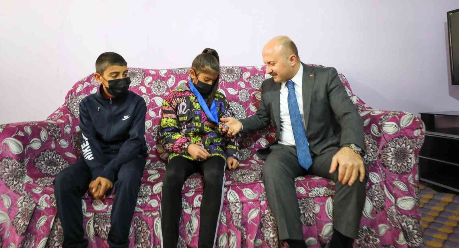 Ağrı Valisi Varol, milli güreşçi Birgül Şimşek’i evinde ziyaret etti #agri