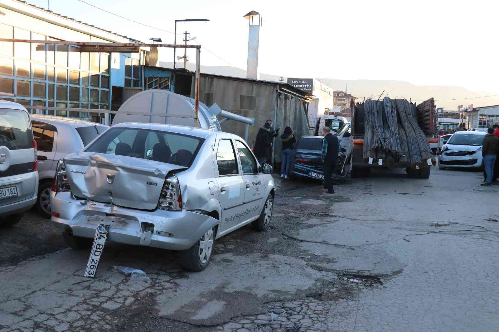 Freni boşalan kamyon 5 araca çarptı: 1 yaralı #bolu