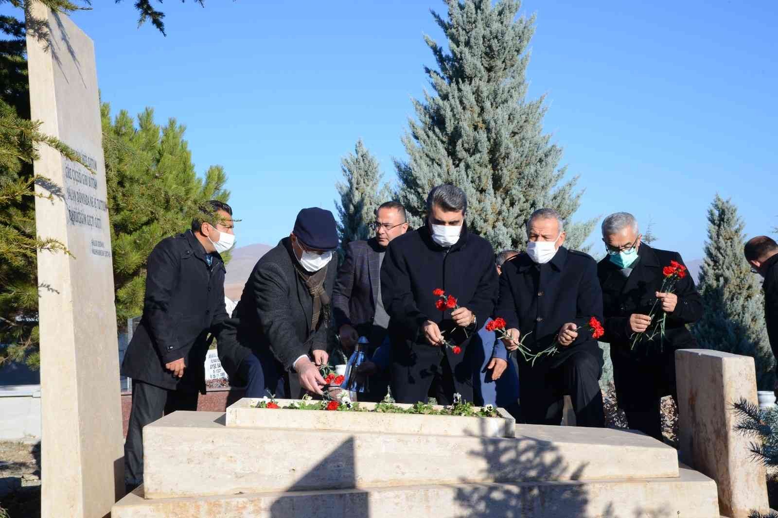 Bozlak ustası Muharrem Ertaş, mezarı başında anıldı #kirsehir