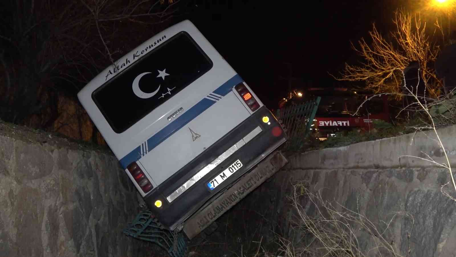 Kırıkkale’de kontrolden çıkan minibüs dereye uçtu:1 yaralı #kirikkale