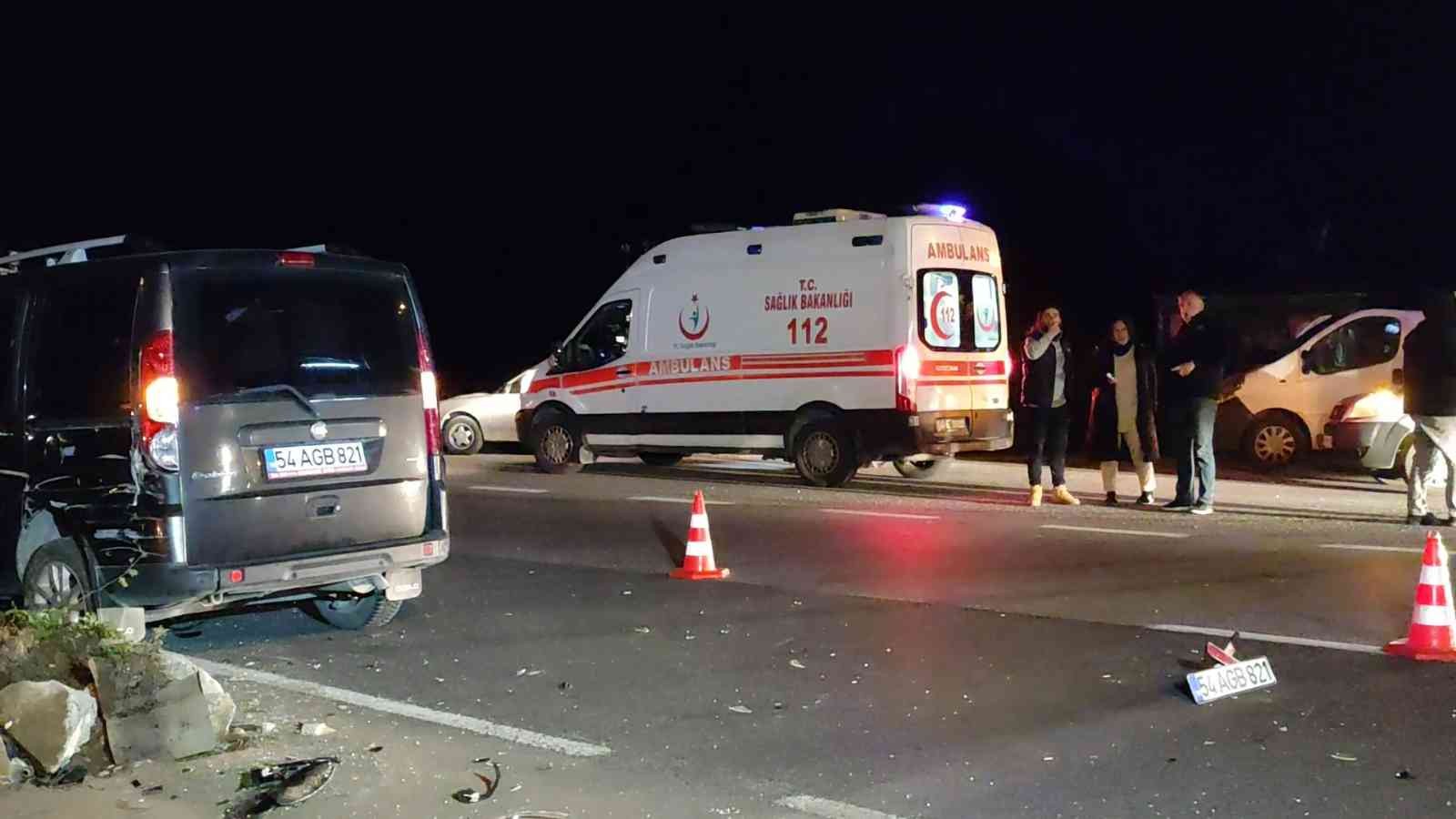 Hafif ticari araç ile kamyonet çarpıştı: 3 yaralı #sakarya