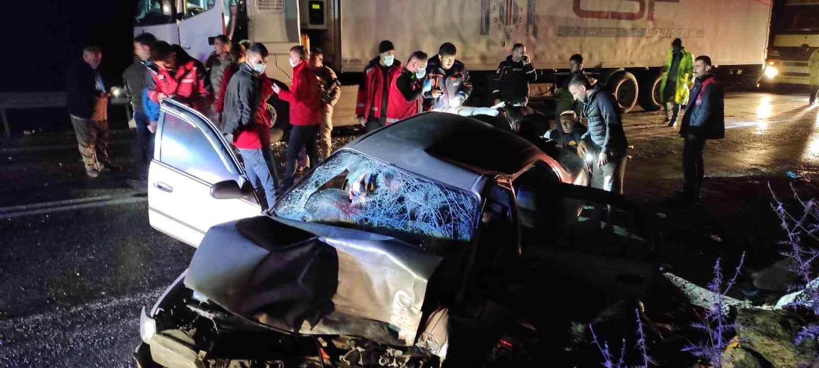 Siirt’te otomobil ile kamyon çarpıştı: 1’i ağır 6 yaralı #siirt