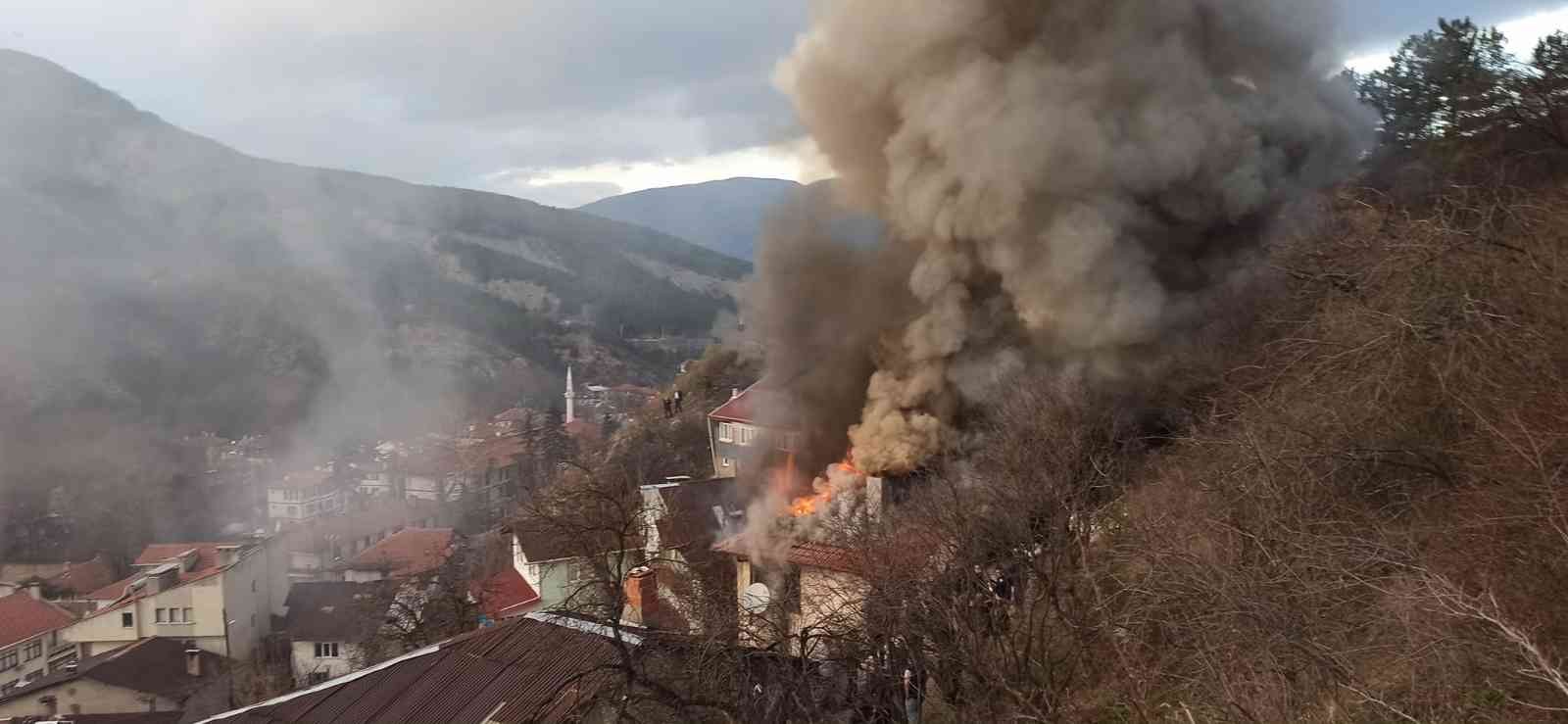 Bolu’da aynı kişiye ait 2 ahşap ev alev alev yandı #bolu