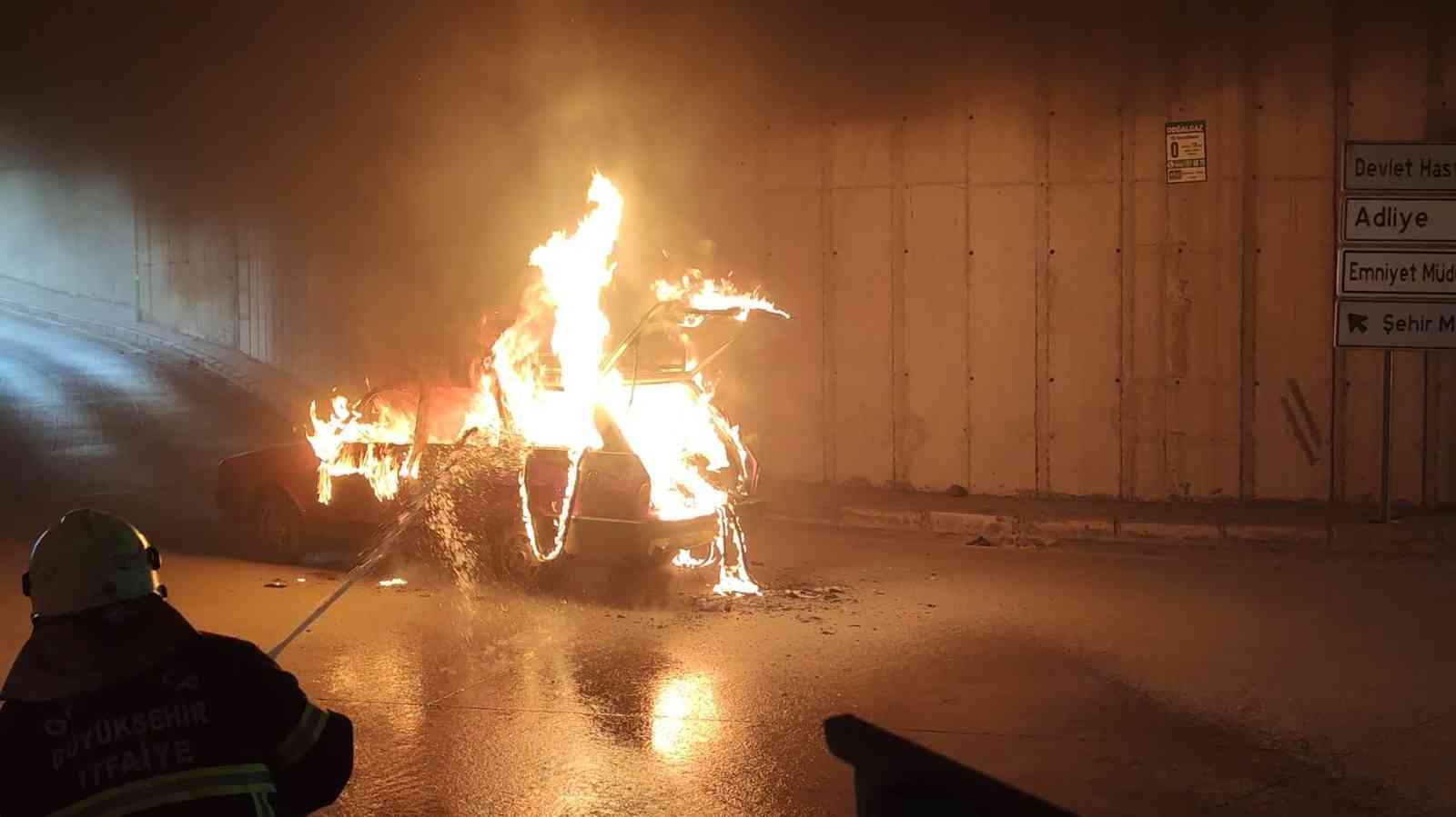 Seyir halindeki araç alev alev yandı #gaziantep