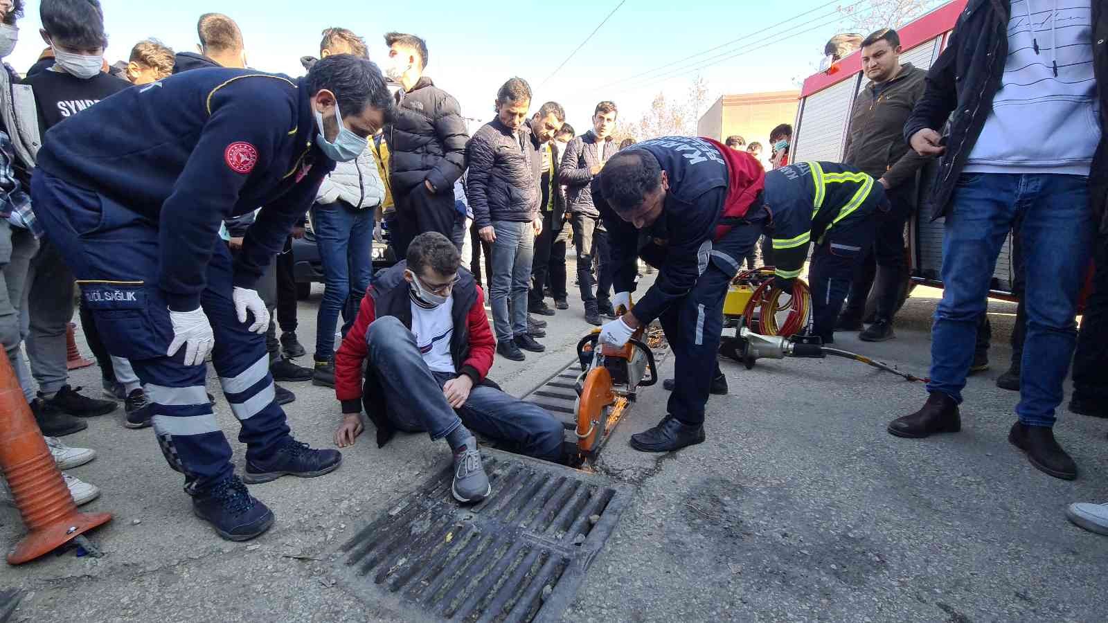 Ayağı mazgala sıkışan liseli öğrenciyi itfaiye ekipleri kurtardı #karabuk