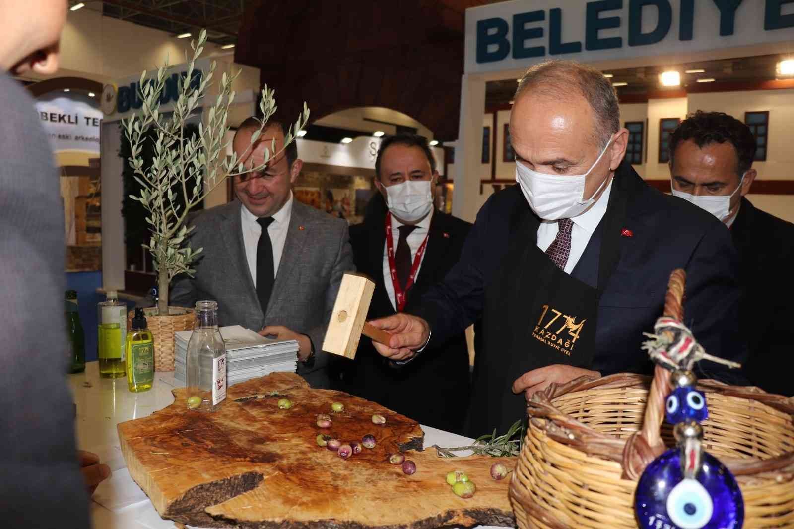 Başkan Özlü İzmir fuarında zeytin kırdı, halı dokudu #duzce