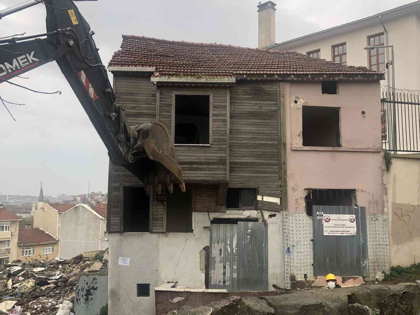 Fatih’te iki metruk binanın yıkımına başlandı #istanbul