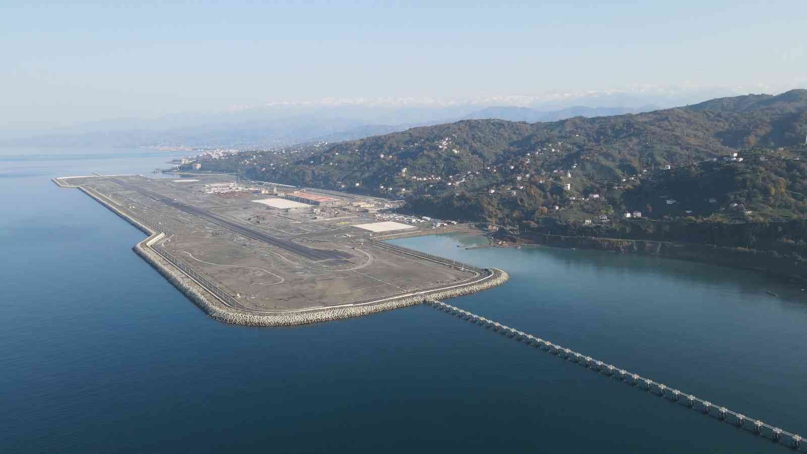 Rize-Artvin Havalimanı’nın deniz dolgusu için planlanan 100 milyon ton dolgunun 99 milyon tonu tamamlandı #rize