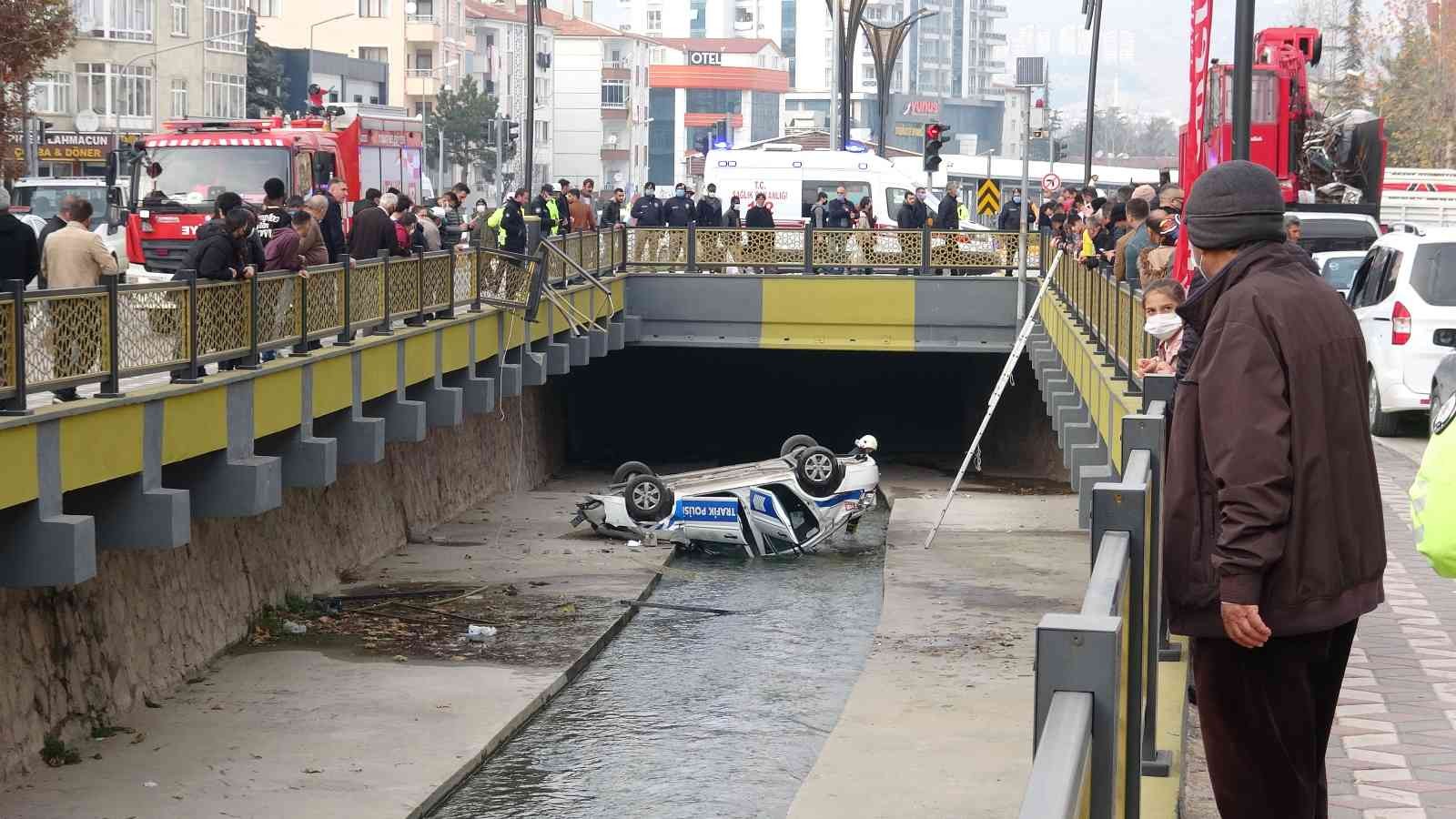 Tokat’ta trafik polisi aracı dereye uçtu: 1 yaralı