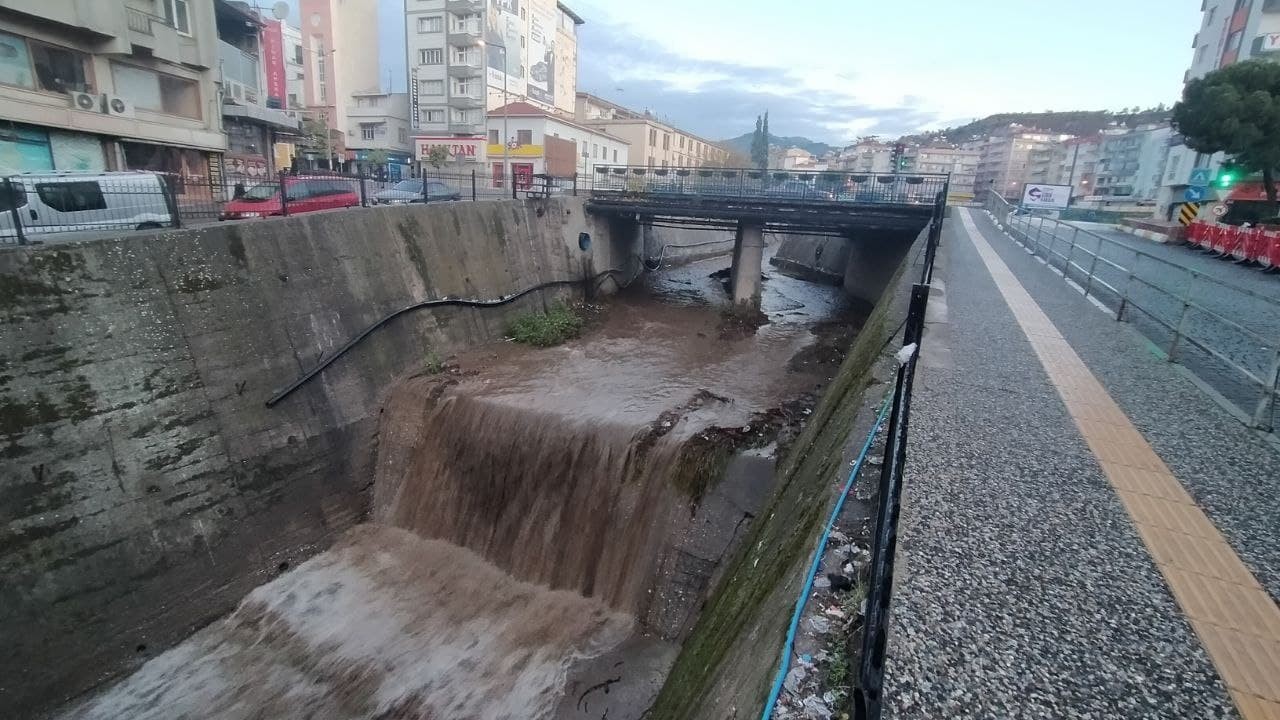 Aydın’da etkili olan yağışlar Tabakhane Deresi’ndeki suları yükseltti #aydin