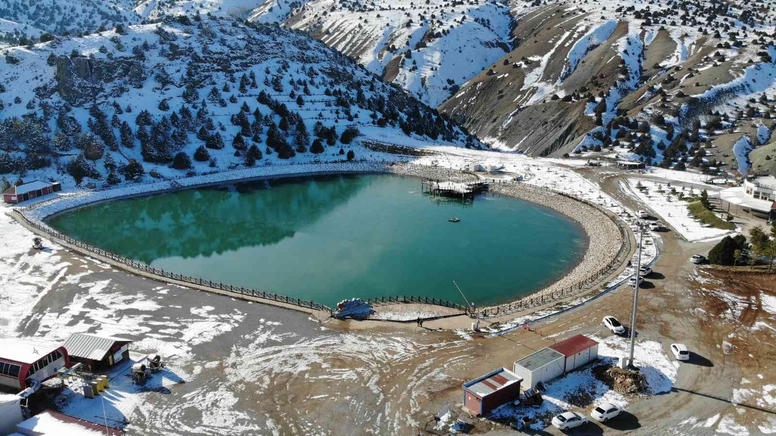 Yüzeyi buz tutan Ardıçlı Gölü’nde mest eden kış manzarası #erzincan