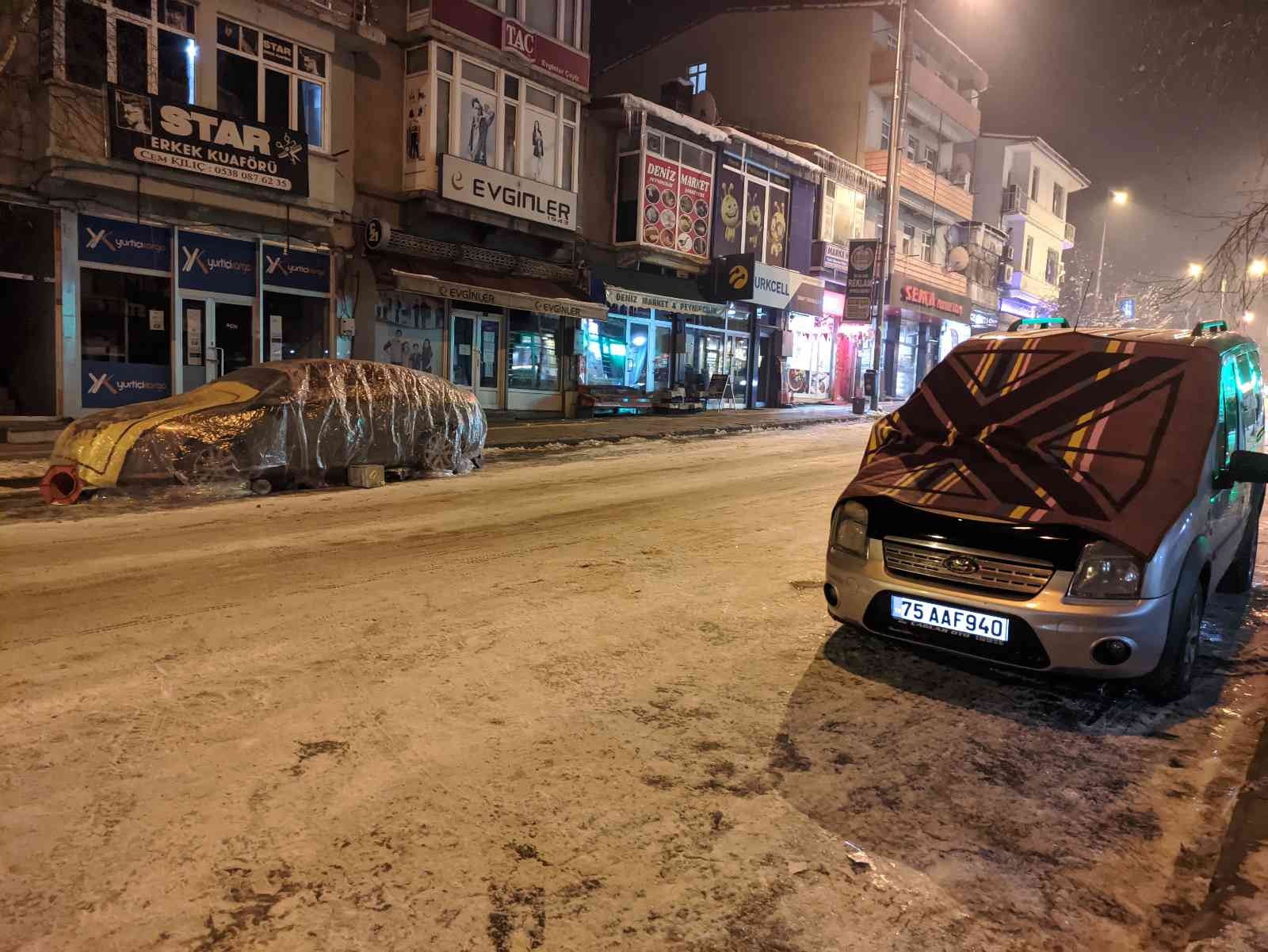 Otomobillerin donmasına karşı naylon ve battaniyeli önlem #ardahan