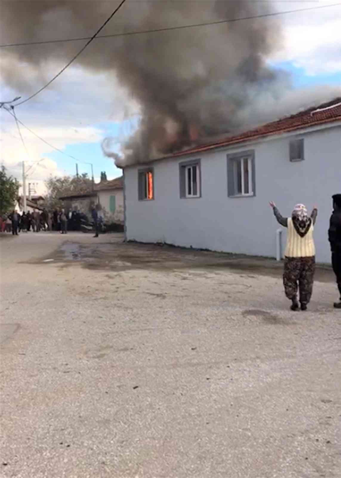 Bayındır’da müstakil ev alevlere teslim oldu #izmir