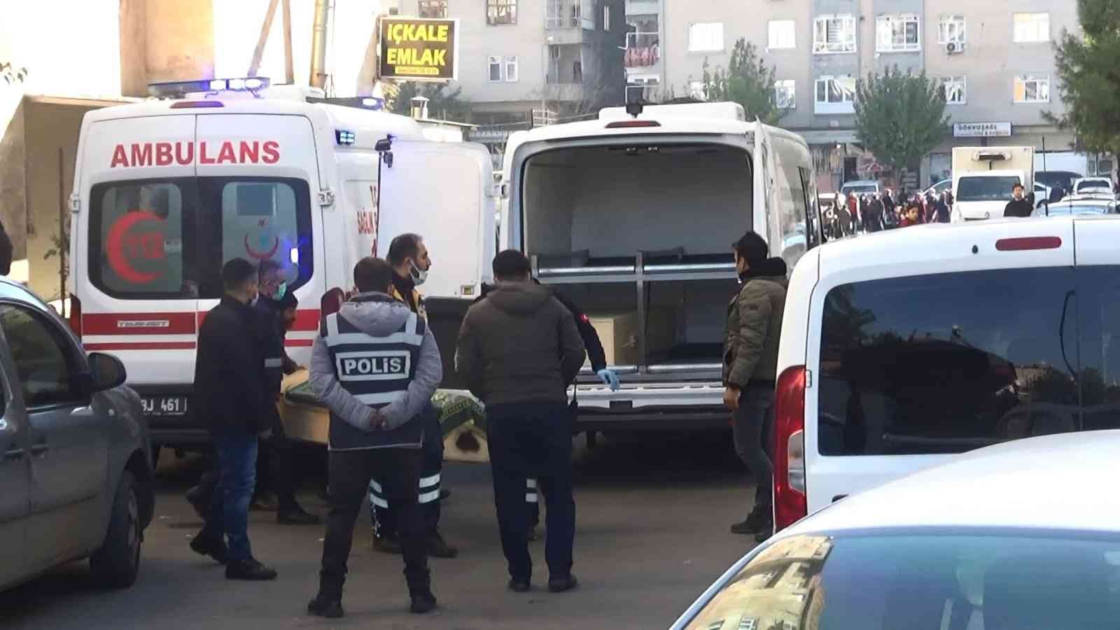 Eşini 25 yerden bıçakladı, çocuklarının boğazını kesti #diyarbakir