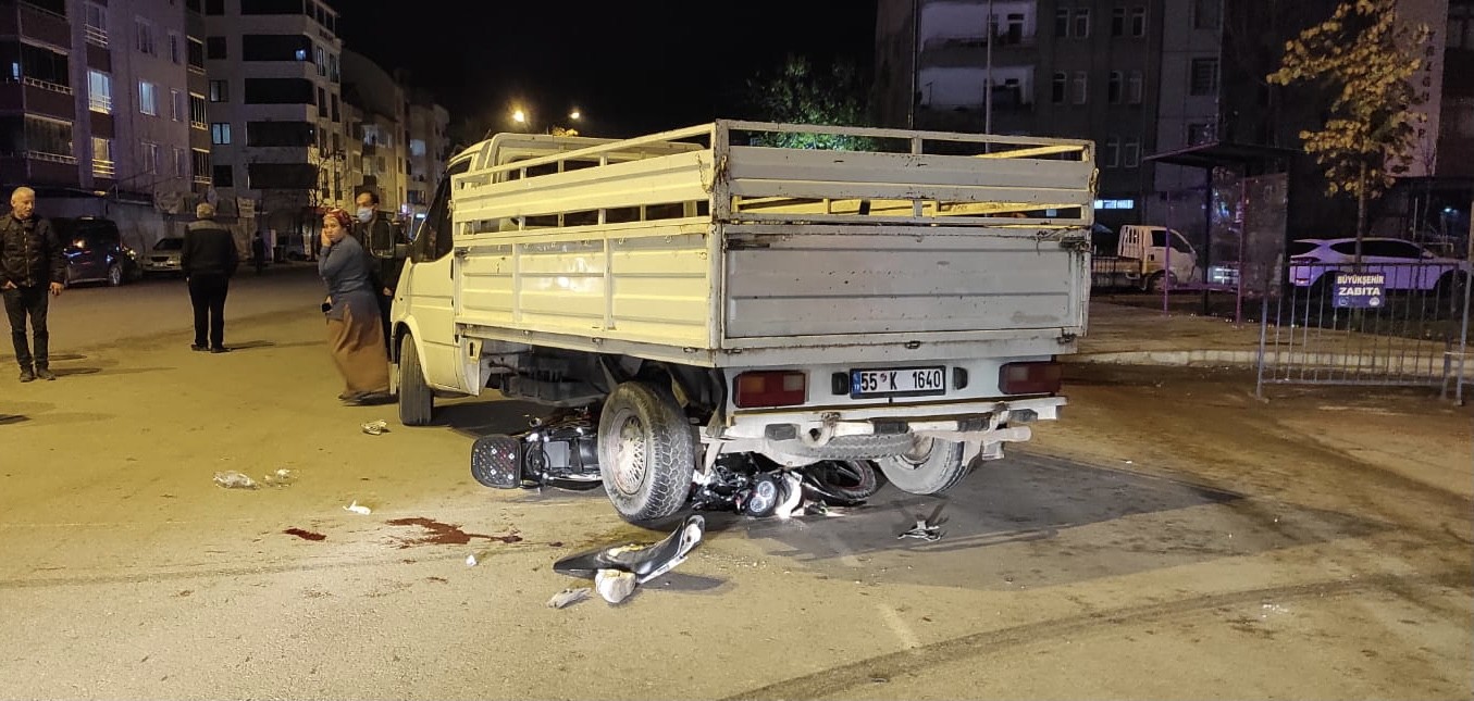 Motosiklet kamyonetin altına girdi: 2 yaralı #ordu