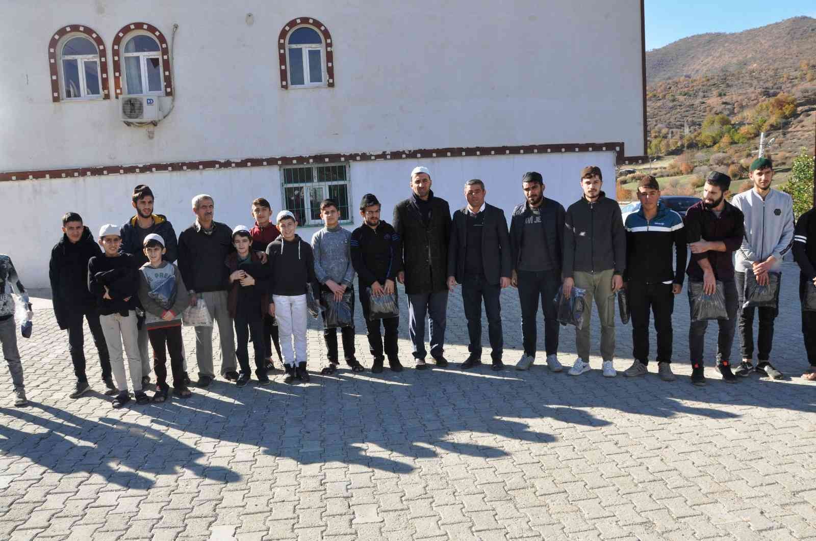 Şehit ailesi ihtiyaç sahibi 500 kişiye kışlık kıyafet dağıttı #batman