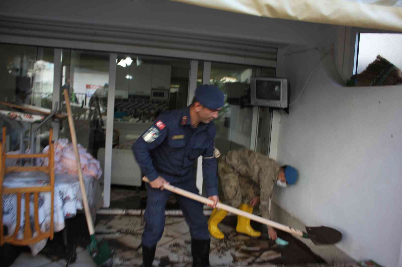 Jandarma mağdur vatandaşların evlerini temizledi #mugla