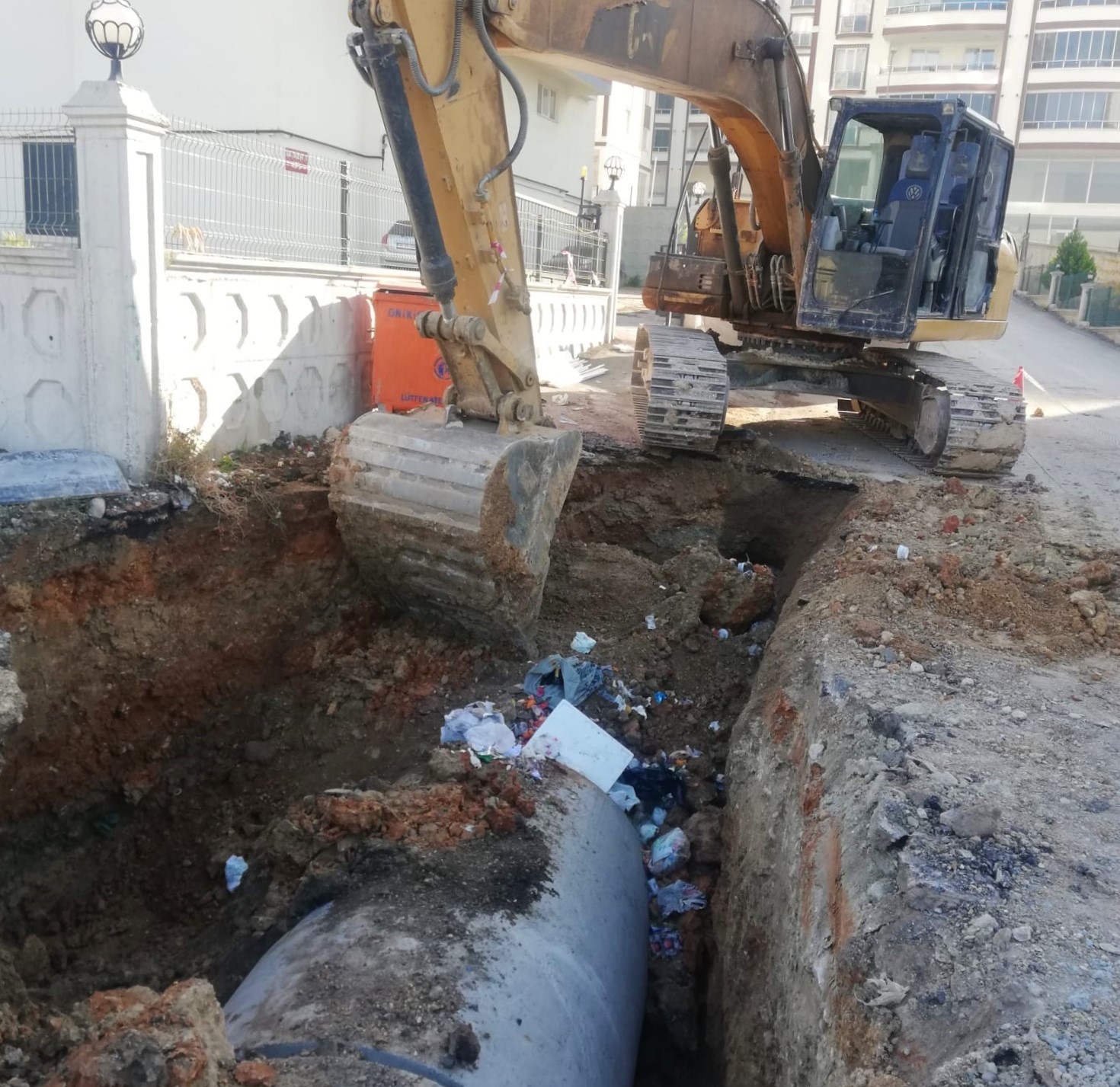 Kanalizasyon kazısında toprak kaydı: 1 işçi yaralandı #kahramanmaras