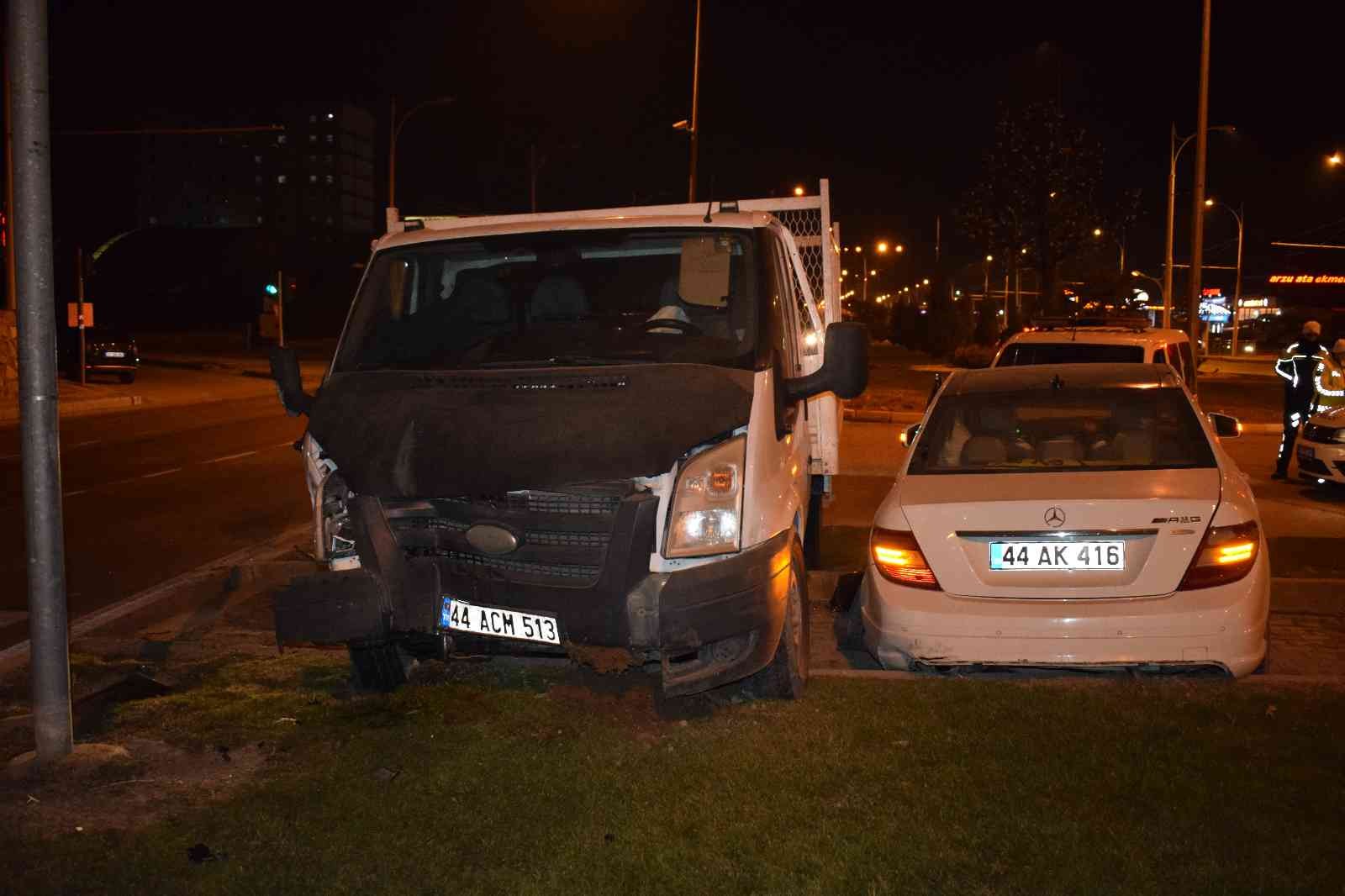 Malatya’da çarpışan 2 araç refüje çıktı: 2 yaralı #malatya