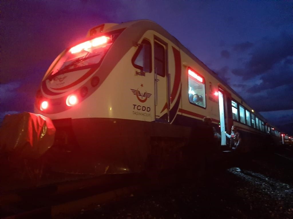 Manisa’da trenin çarptığı kişi hayatını kaybetti #manisa